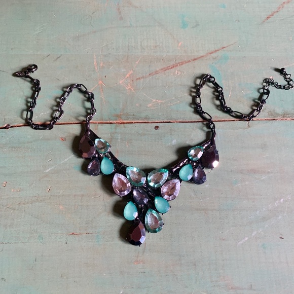 💚 Charming Charlie Black Metal Green Black Clear Acrylic Stone Necklace NWOT - Picture 3 of 6